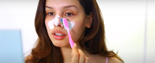 鼻の黒ずみをとる方法 歯ブラシを使う女性